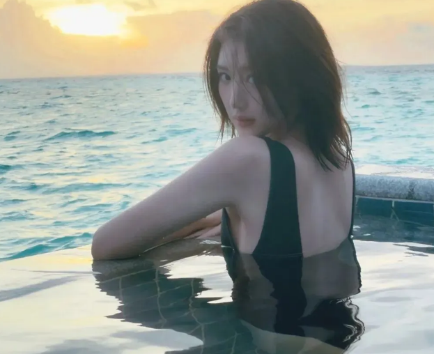 毛晓彤泳装秀:小小身板,无尽肥美!