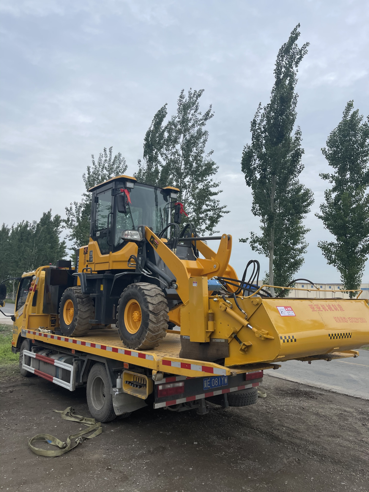 亚亚机械铲车扫路车:环保,重塑工程清洁新标准