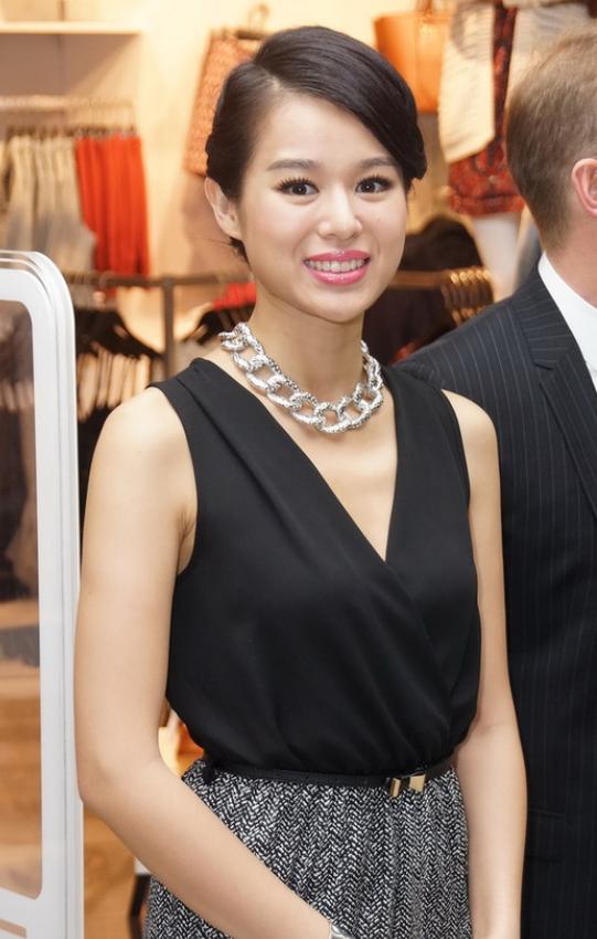 胡杏儿晒老公孩子合照疑回应婚变传闻,他们这家人挺艰难的