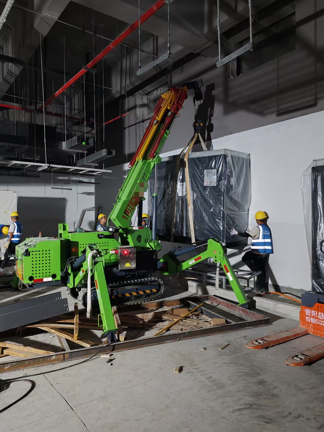 3吨蜘蛛吊车 室内狭窄空间吊装重物 #蜘蛛吊车#