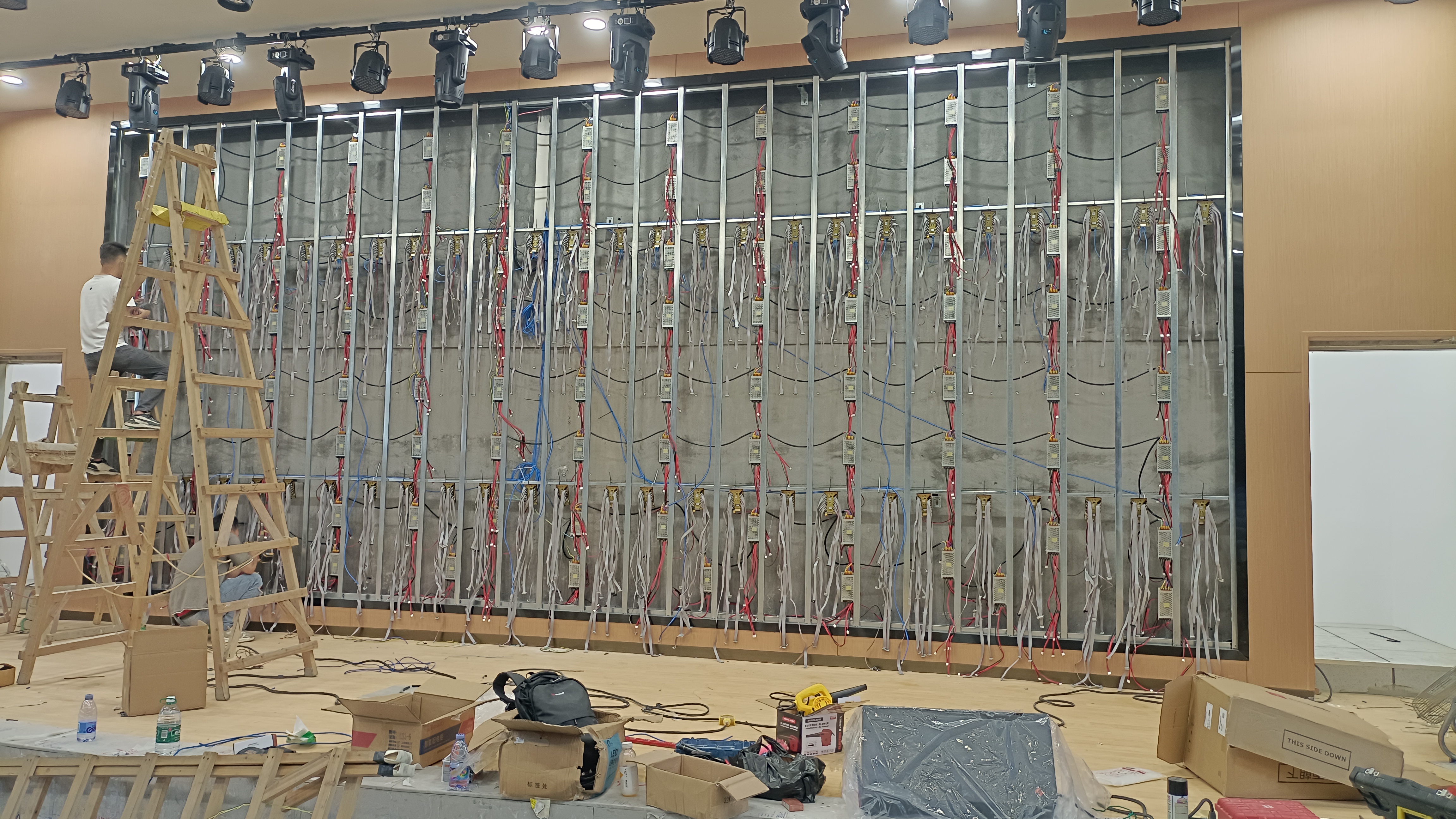 led显示屏安装:点亮创意,绽放视觉盛宴