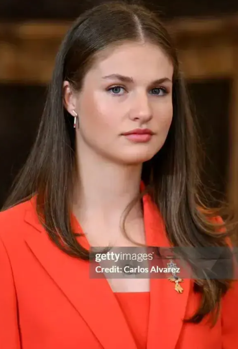 西班牙莱昂诺尔公主新照:红衣好气质,出场就吸引了所有人的目光