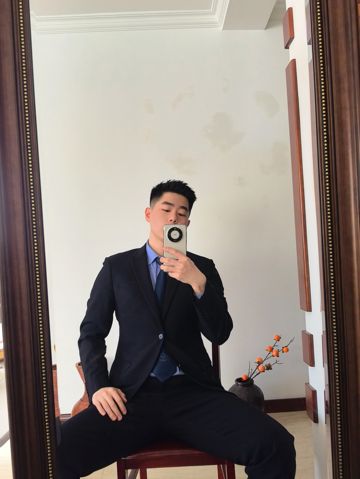 超帅正装帅哥对镜自拍