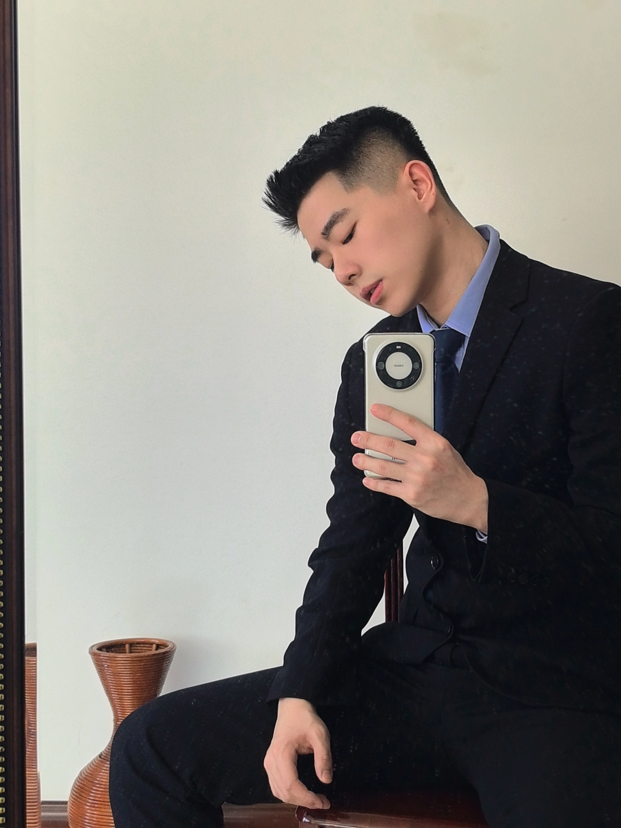 超帅正装帅哥对镜自拍