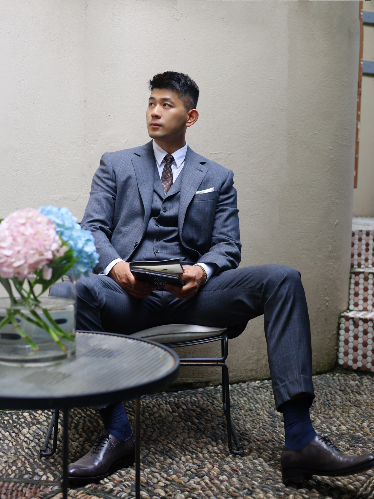 正装黑袜大叔街头帅气写真