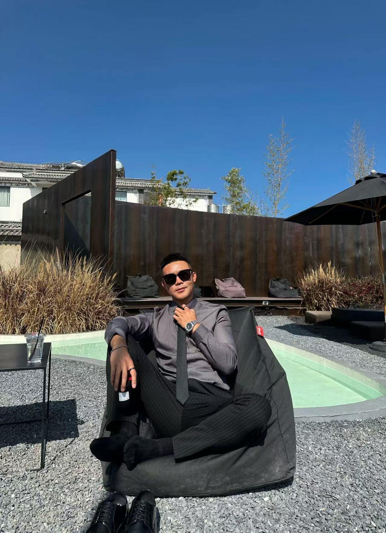 网络走红的超帅正装大叔