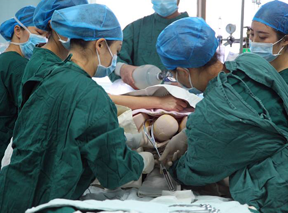 60岁高龄孕妇成功分娩,医学团队全程保驾护航,网友:医学奇迹!