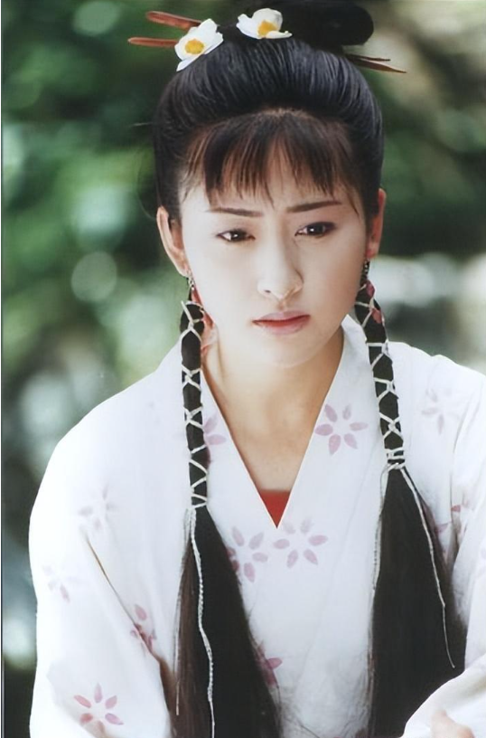 11岁出道,与张铁林同居,跟吴京传绯闻,嫁大23岁老公被宠成公主