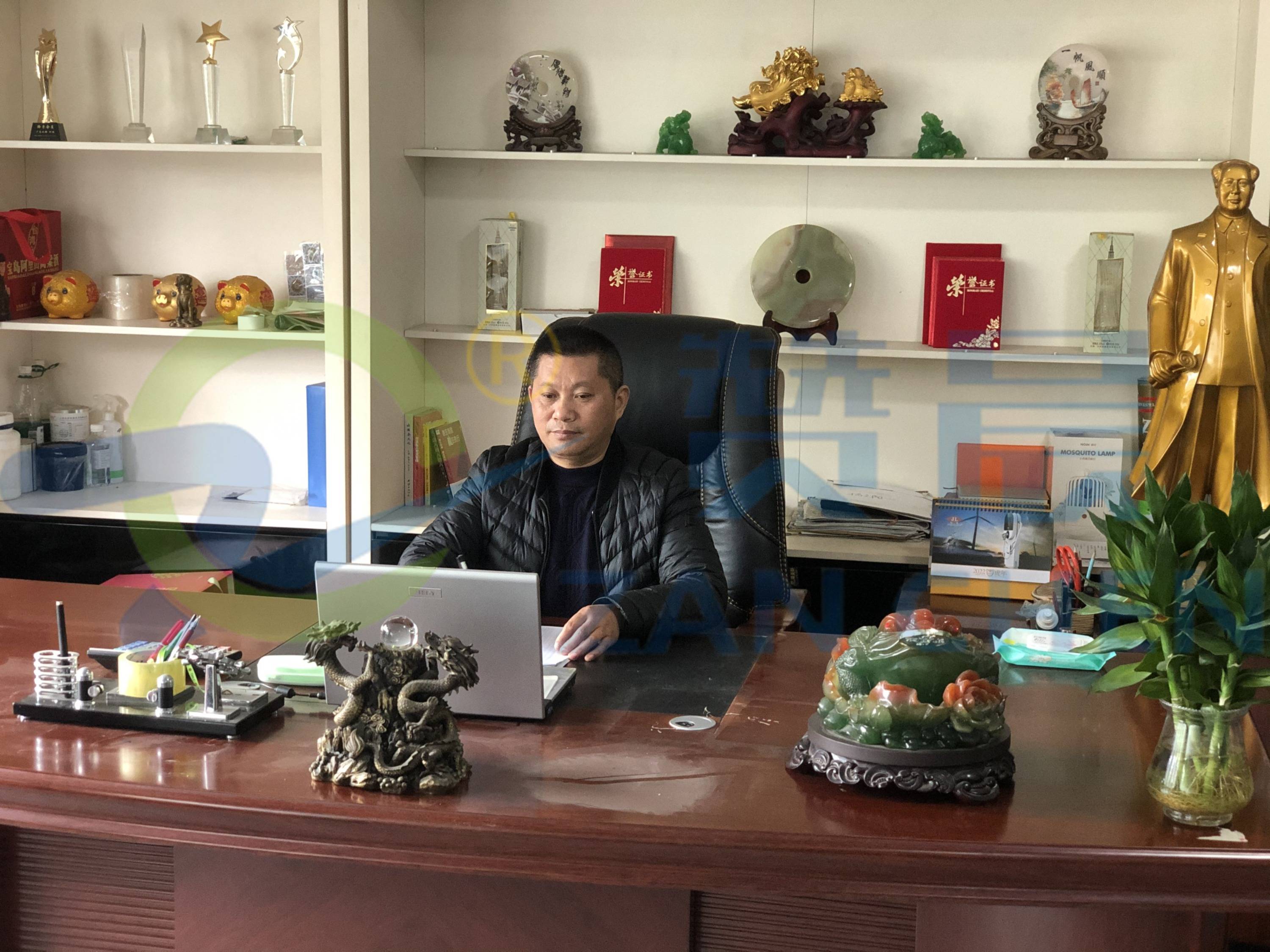 你是否好奇,水凝膜为何能紧贴手机屏幕,又保持良好的透气性呢?