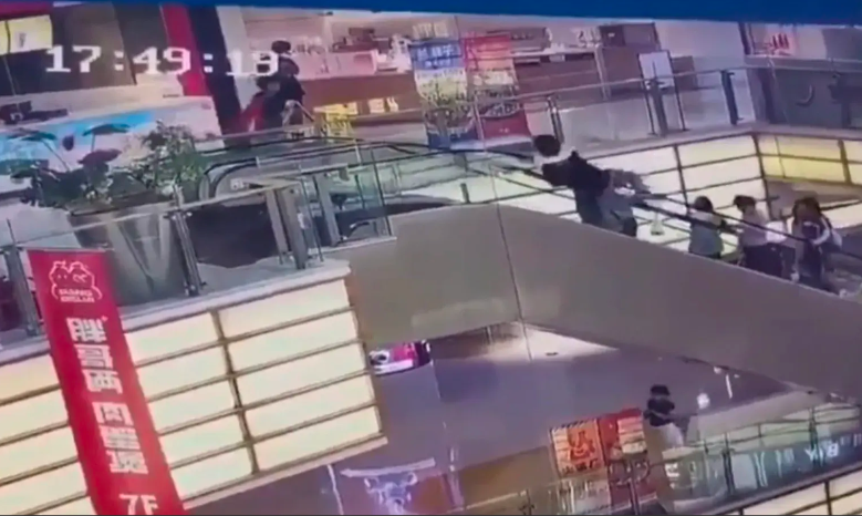 合肥之心城购物中心男子跳楼身亡,监控画面曝光,目击者透露内情