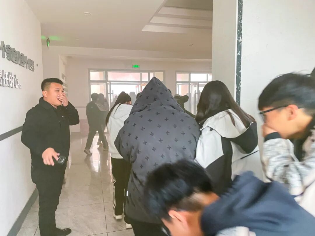 以练筑防,临"震"不慌!大庆左思高中成功举行消防应急疏散演练