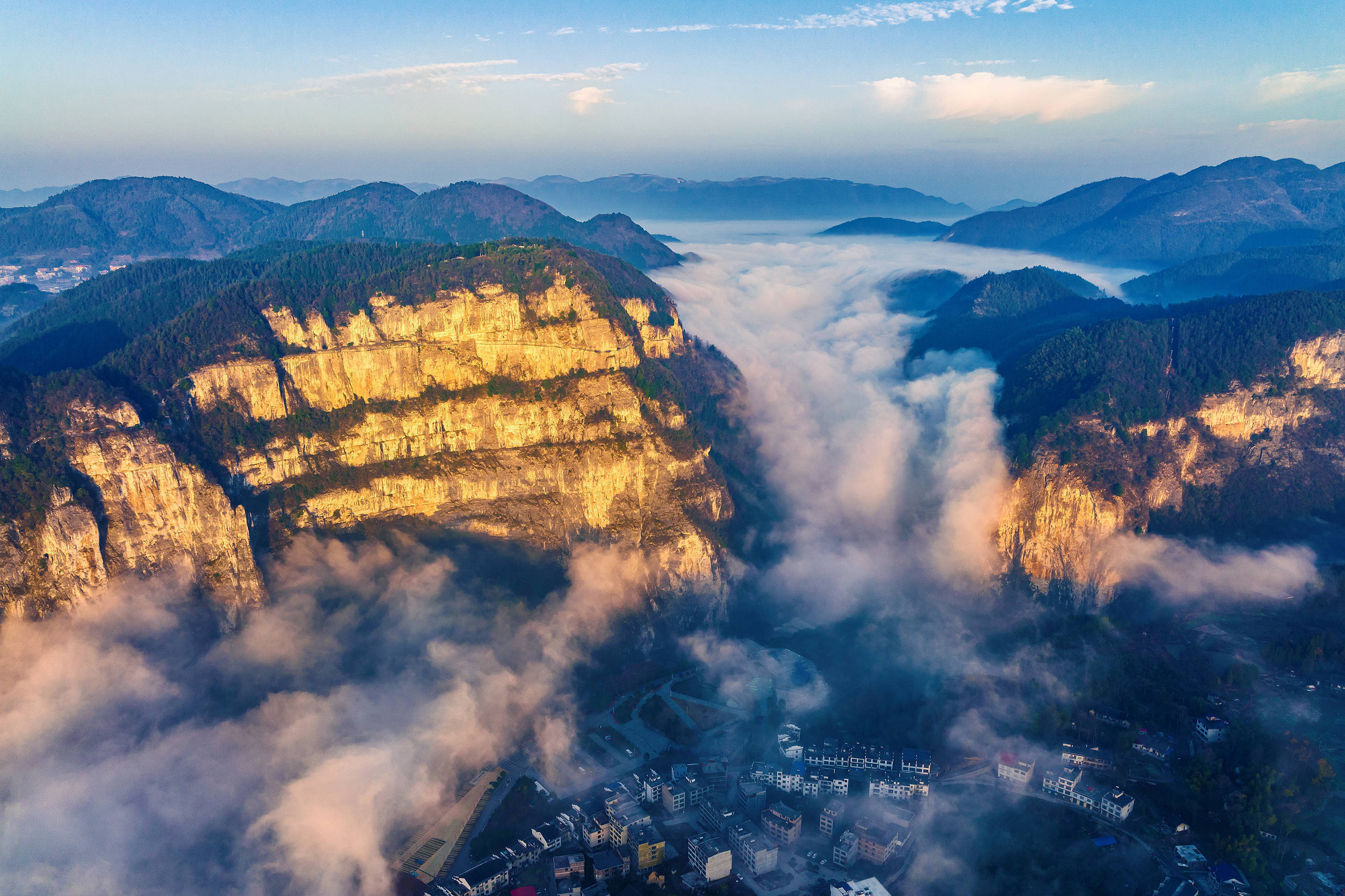 湄江风景区:徒步揽月古道,探秘仙人府,全方位享受自然美景