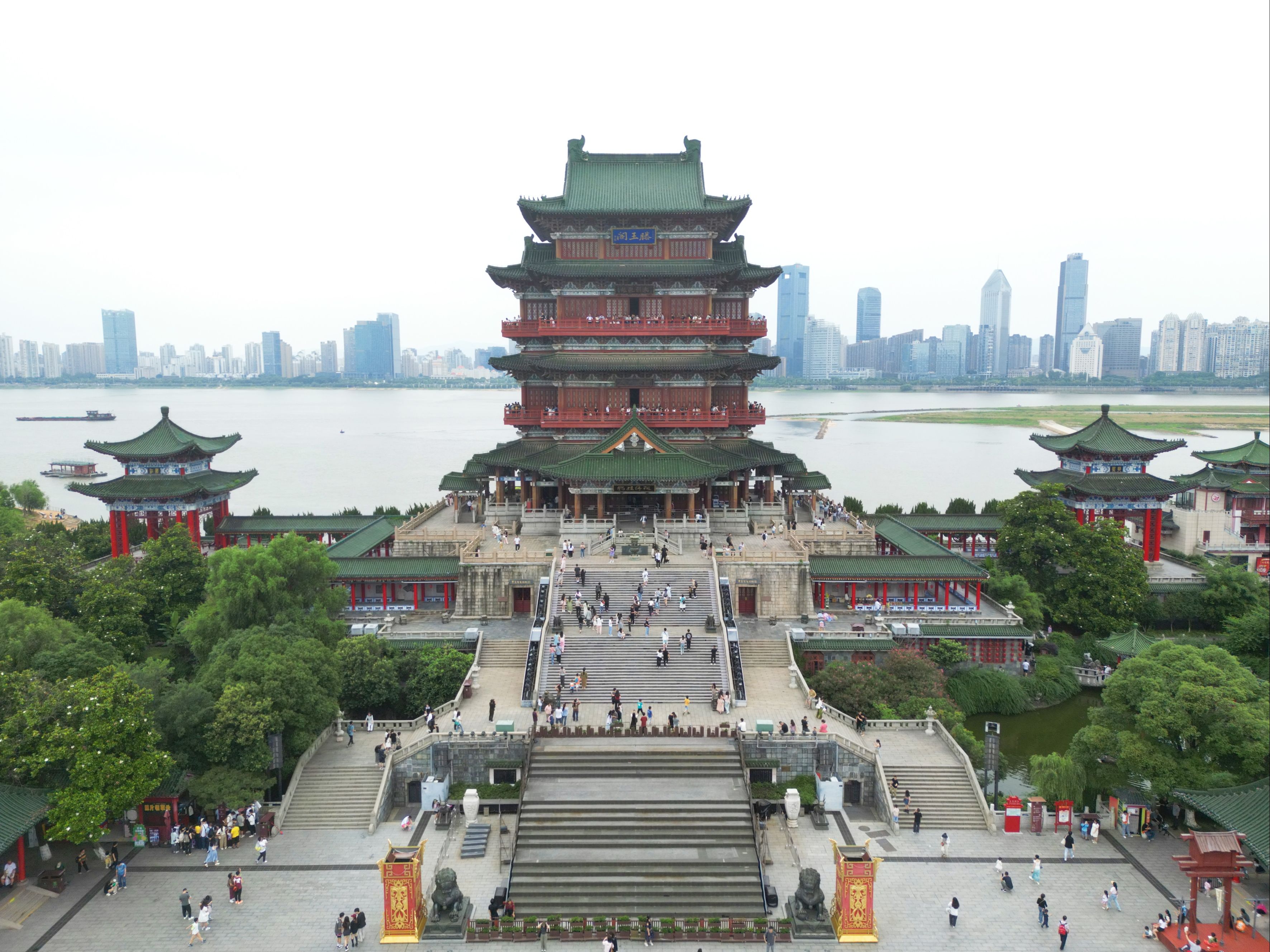 滕王阁#滕王阁是中国古代著名的楼阁,位于江西省南昌市东湖区沿铰路