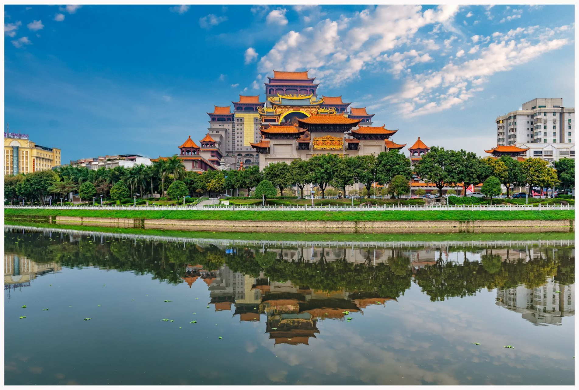 玉林云天宫:集古今文化与建筑风格于一体的巨型仿古建筑