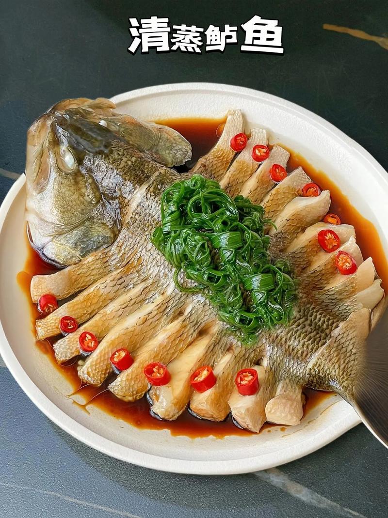 清蒸鲈鱼的美味秘诀:腌制与火候是关键