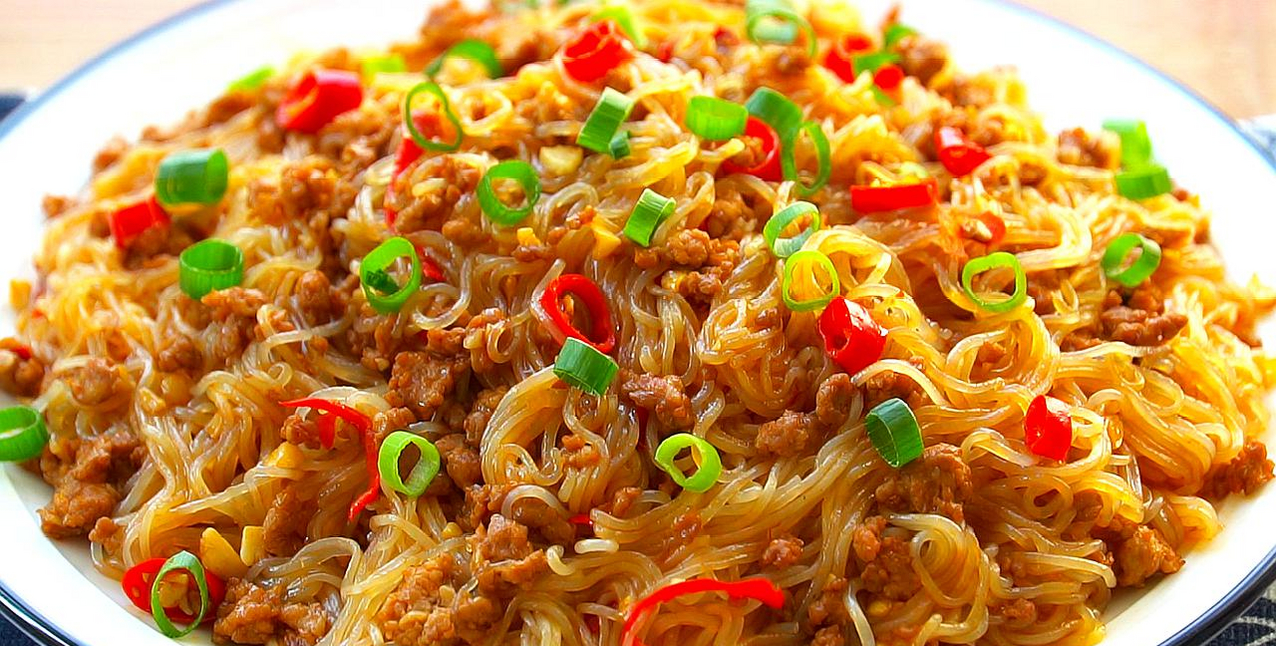 以下是一种常见的蚂蚁上树的做法:材料:粉丝:一把猪肉末:150