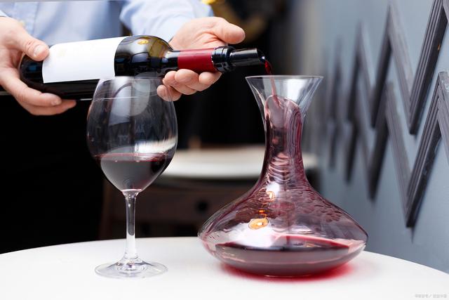 红酒醒酒的重要性:提升口感香气,尽享品鉴乐趣