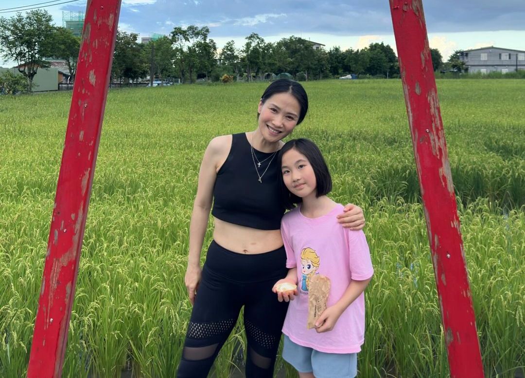 48岁袁彩云返港探亲,嫁给富豪老公移居国外,息影15年想复出拍戏