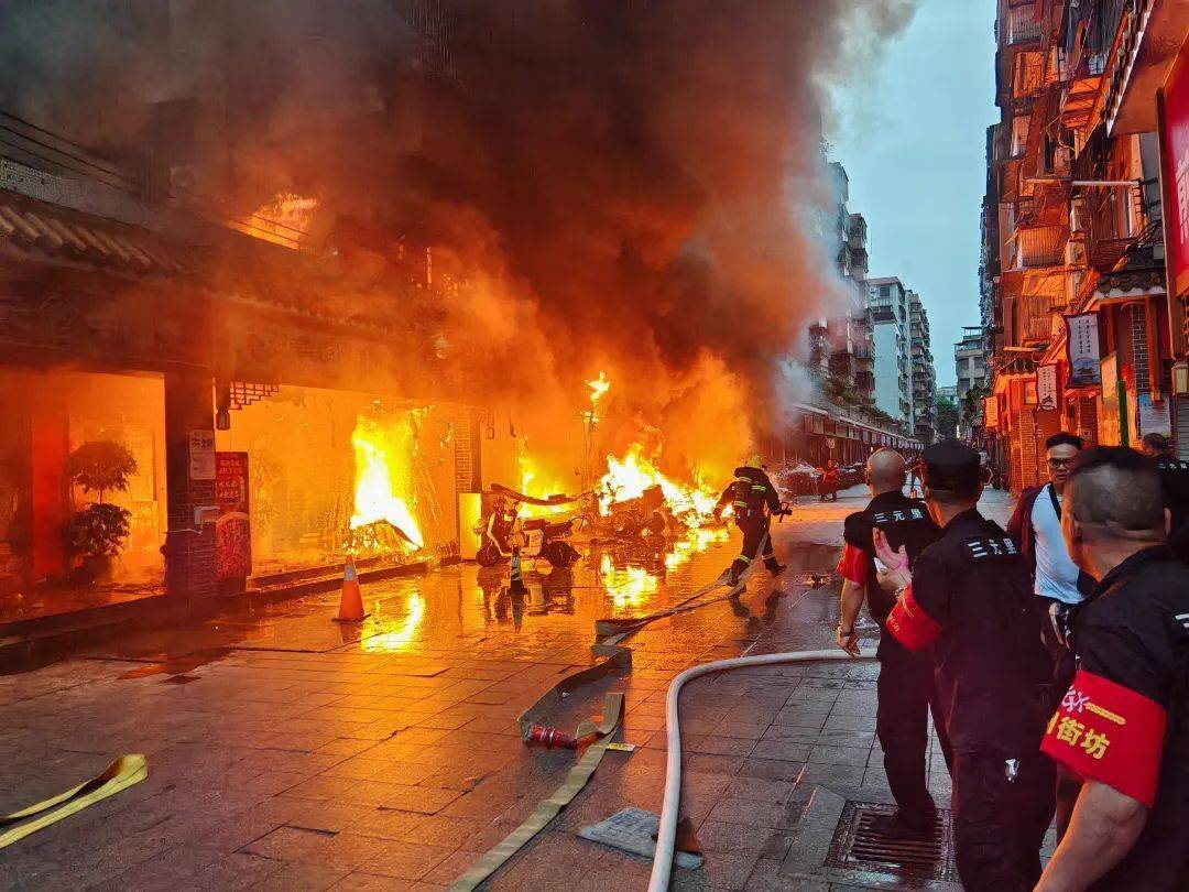 小区着火,我急匆匆赶回家,却看到儿子被消防员前任抱