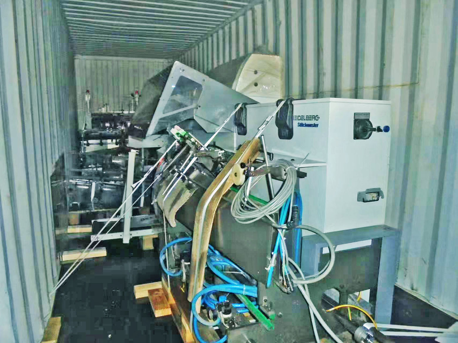 2000年海德堡st300型5 1骑马订,做最小尺寸骑钉龙生产流水线现机