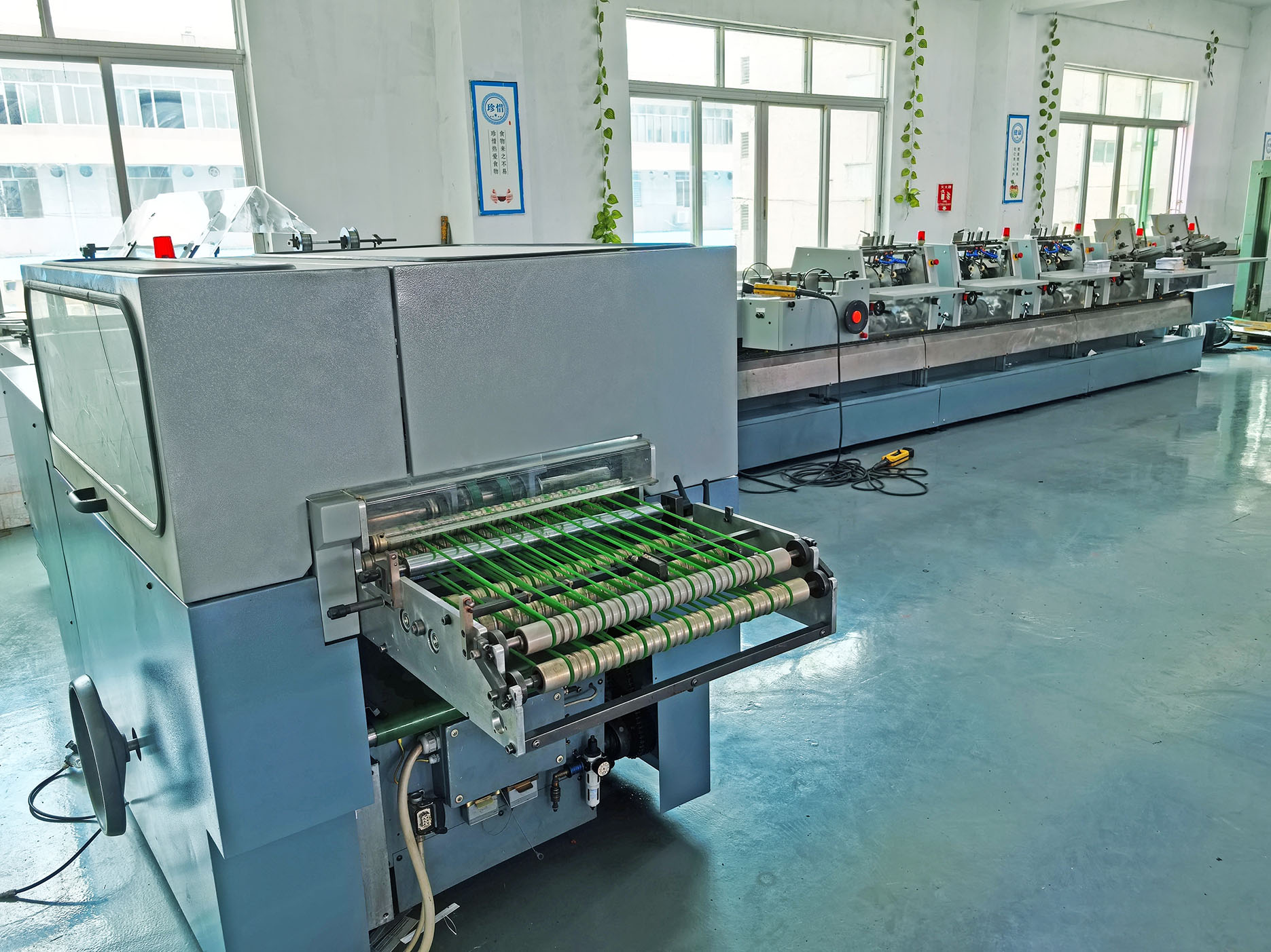 2000年海德堡st300型5 1骑马订,做最小尺寸骑钉龙生产流水线现机