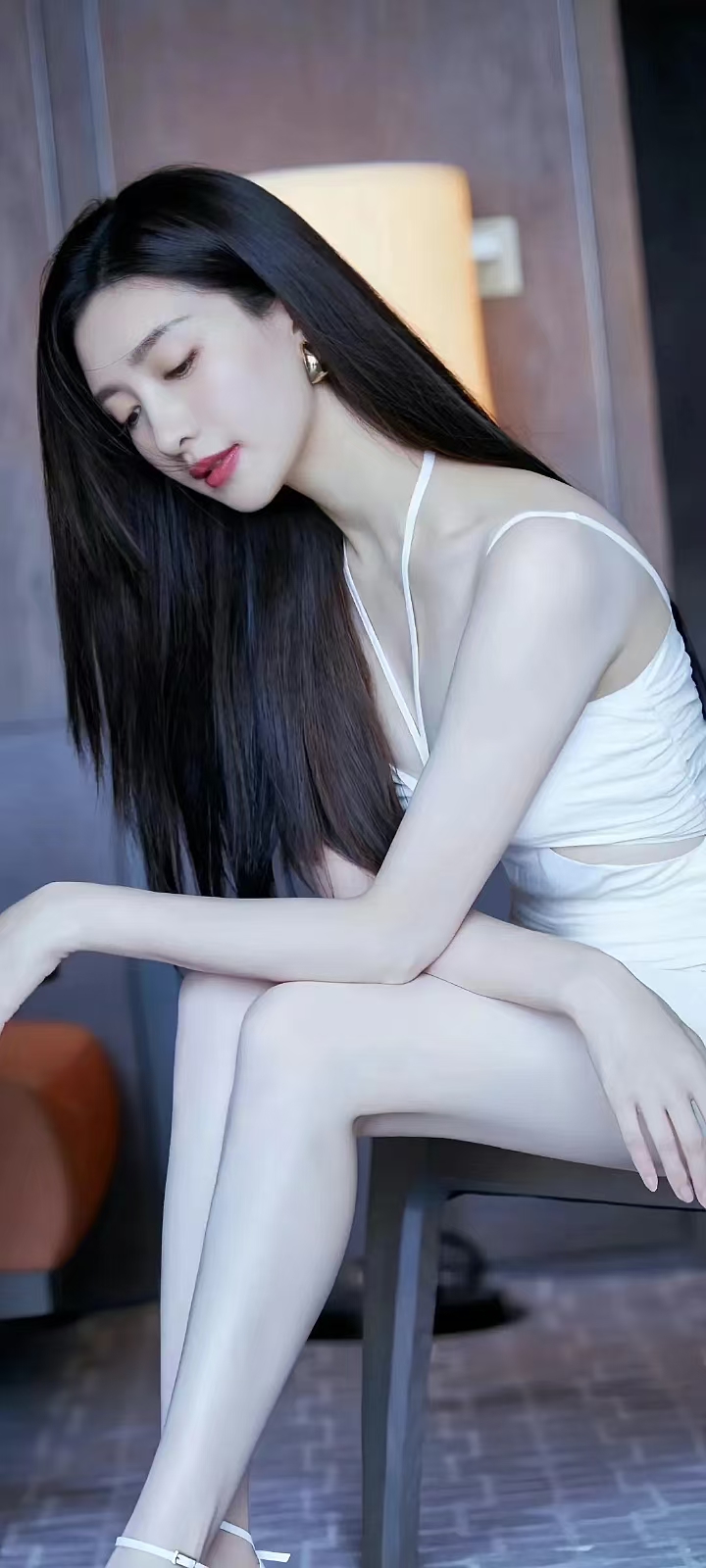 江疏影一袭白色吊带裙,尽显性感迷人风采