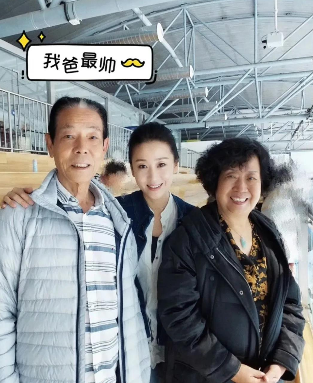 48岁苗圃隐匿14年的富豪老公陈义红现身,67岁穿粉衣似鲜肉