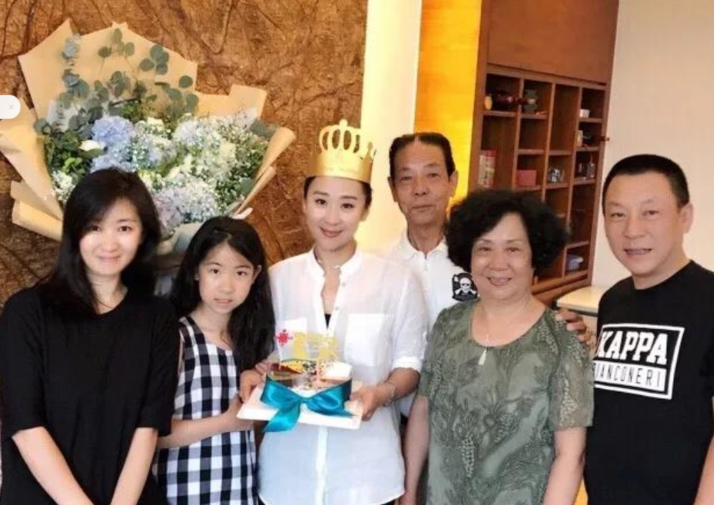 48岁苗圃隐匿14年的富豪老公陈义红现身,67岁穿粉衣似鲜肉