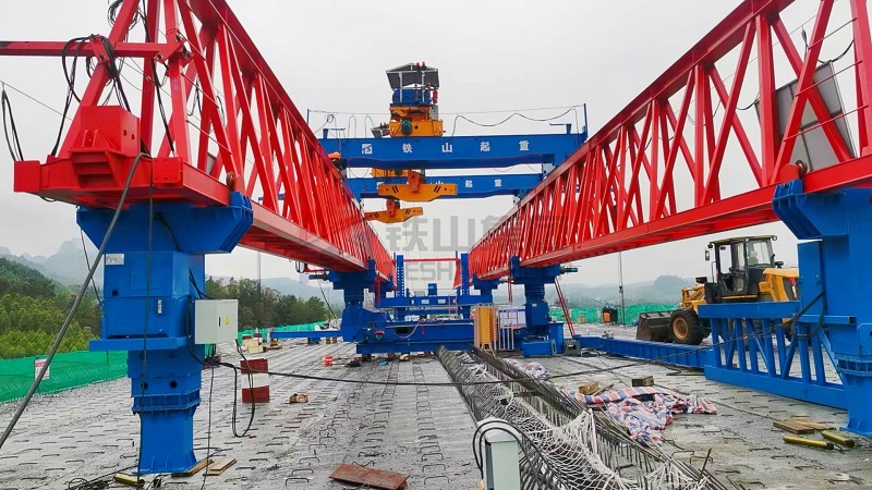 铁山集团为广西河池河荔一标项目部供应自平衡架桥机