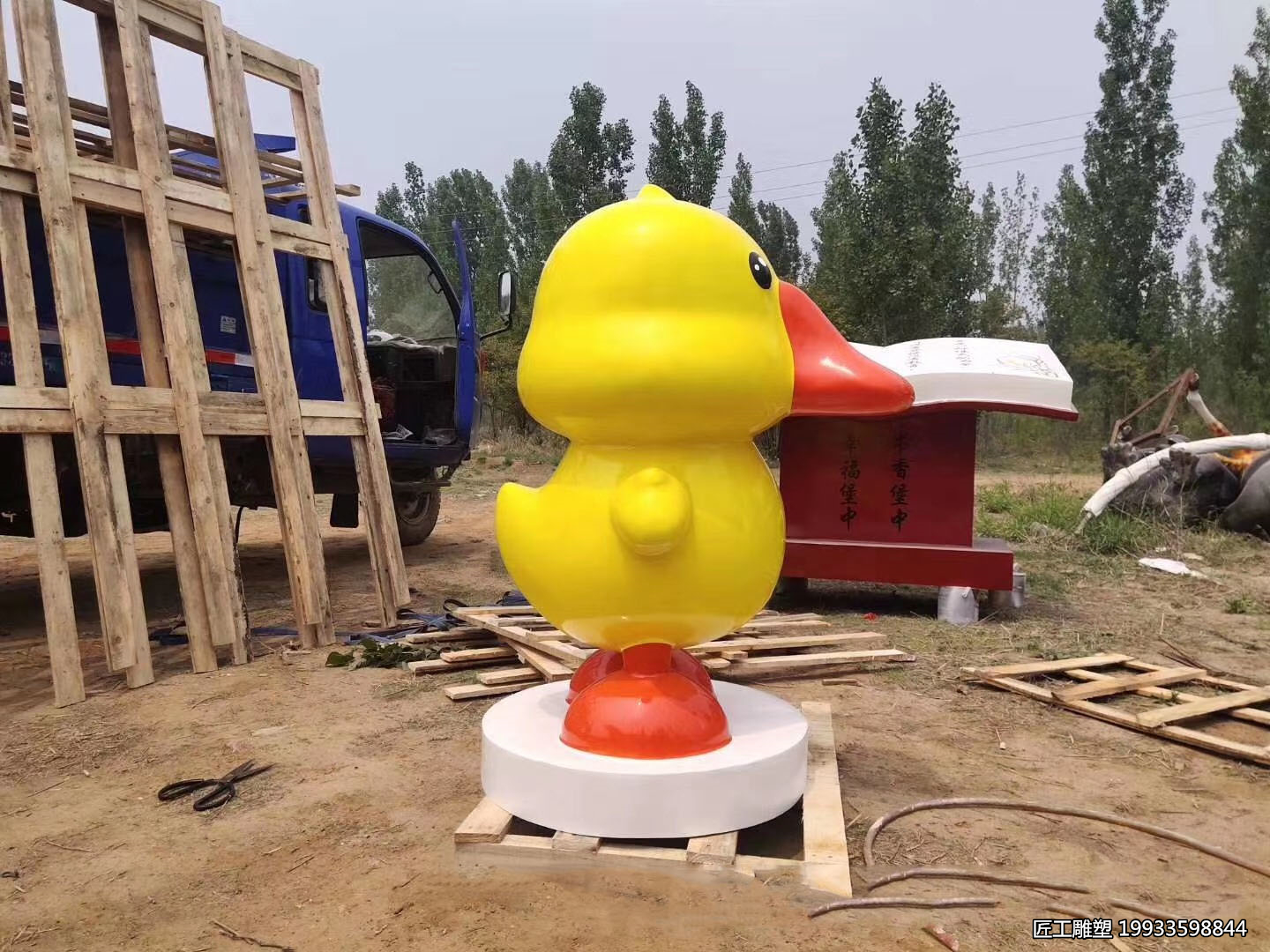 玻璃钢卡通鸭子造型动物景观摆件雕塑