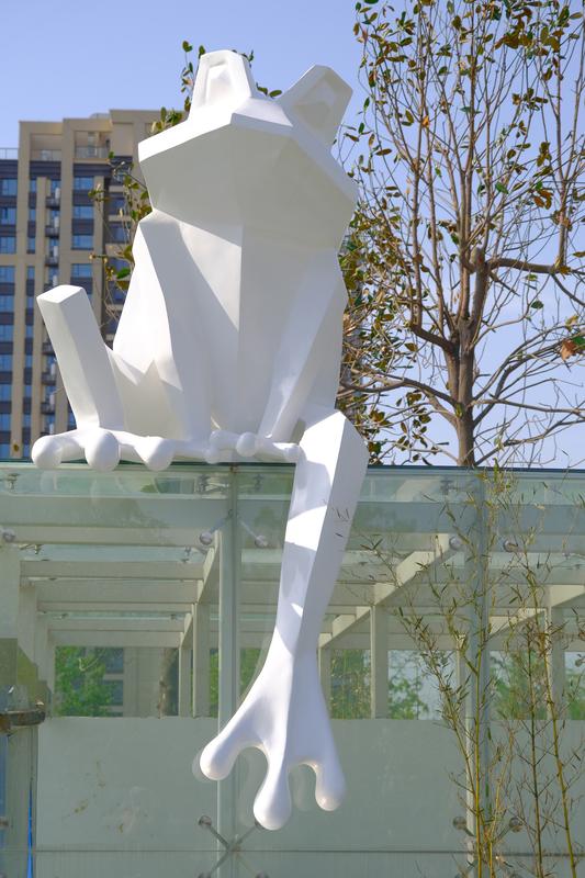 沈阳雕塑厂家——不锈钢白色青蛙雕塑