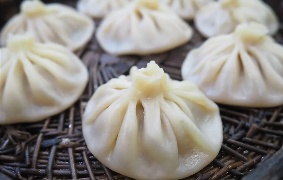 贾三灌汤包:西安回民街的舌尖传奇