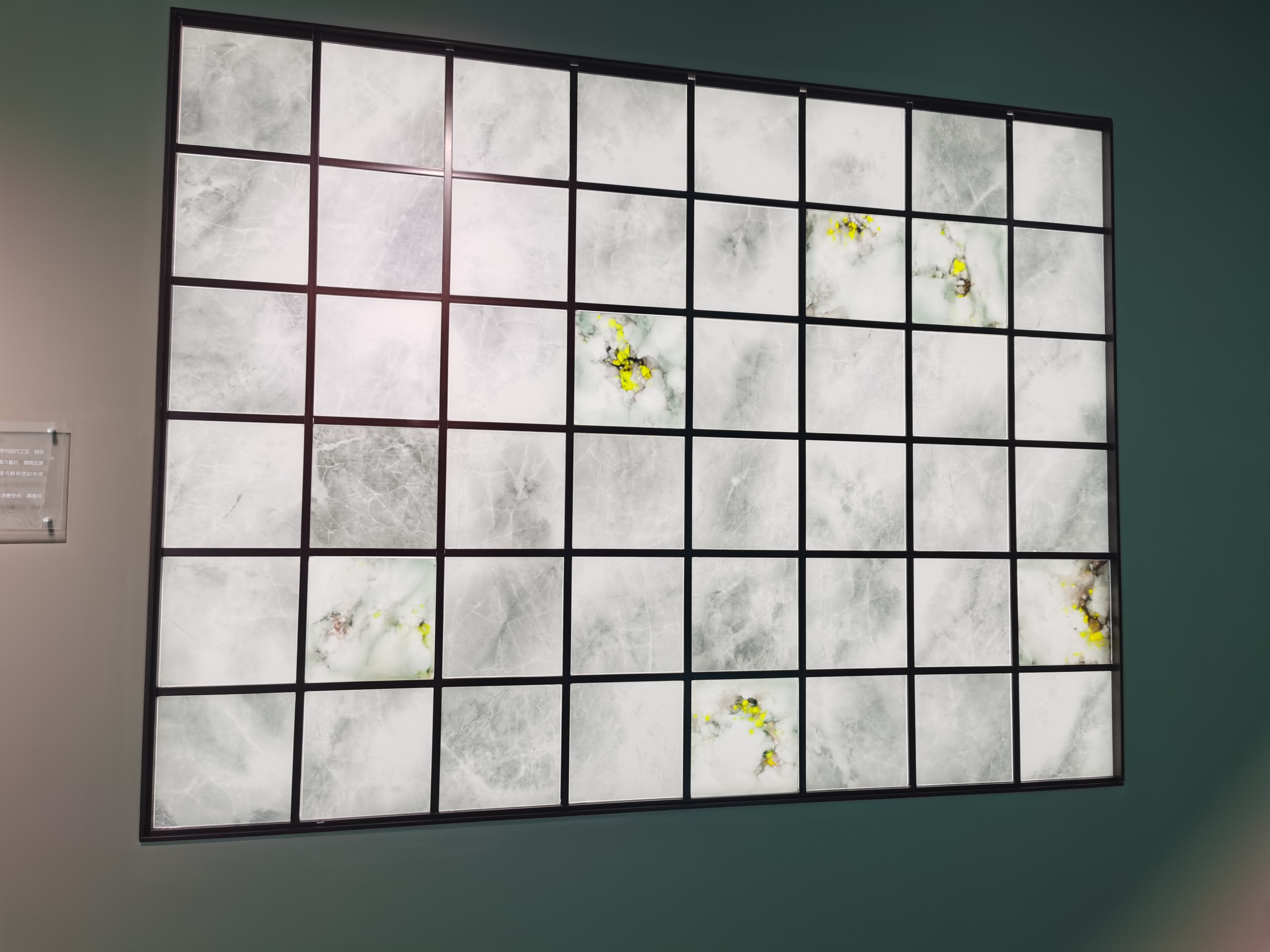 高温彩釉赋能光伏基站突破传统丝印玻璃的性能革新