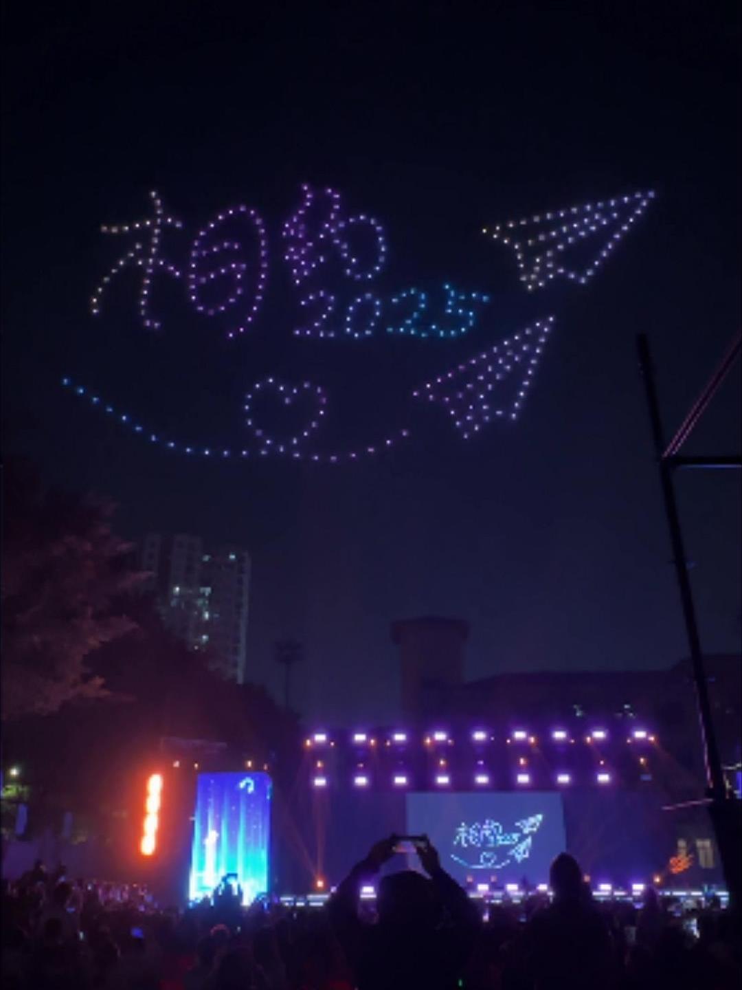 无人机集群编队：科技与美学的碰撞