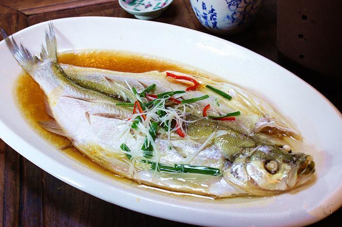 简单又美味:清蒸白鱼的家常做法分享