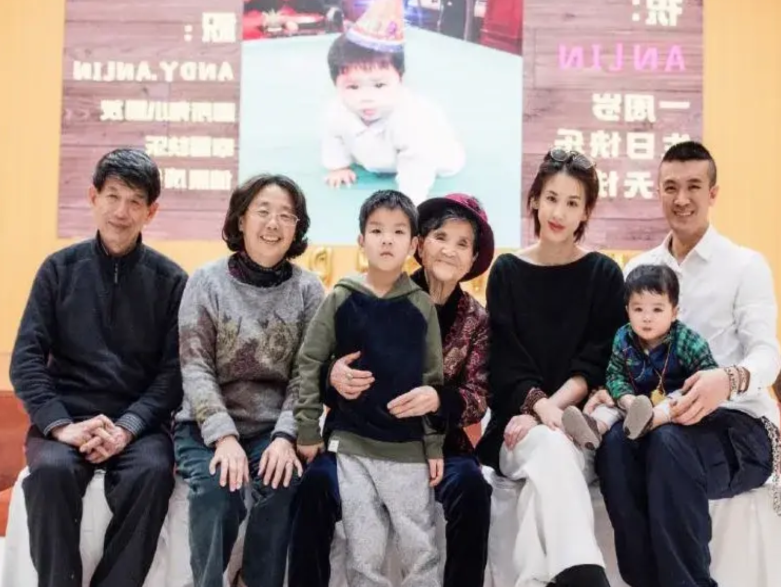 黄圣依晒与父亲合影,娘家豪宅全曝光,露台壮观种满瓜果蔬菜!