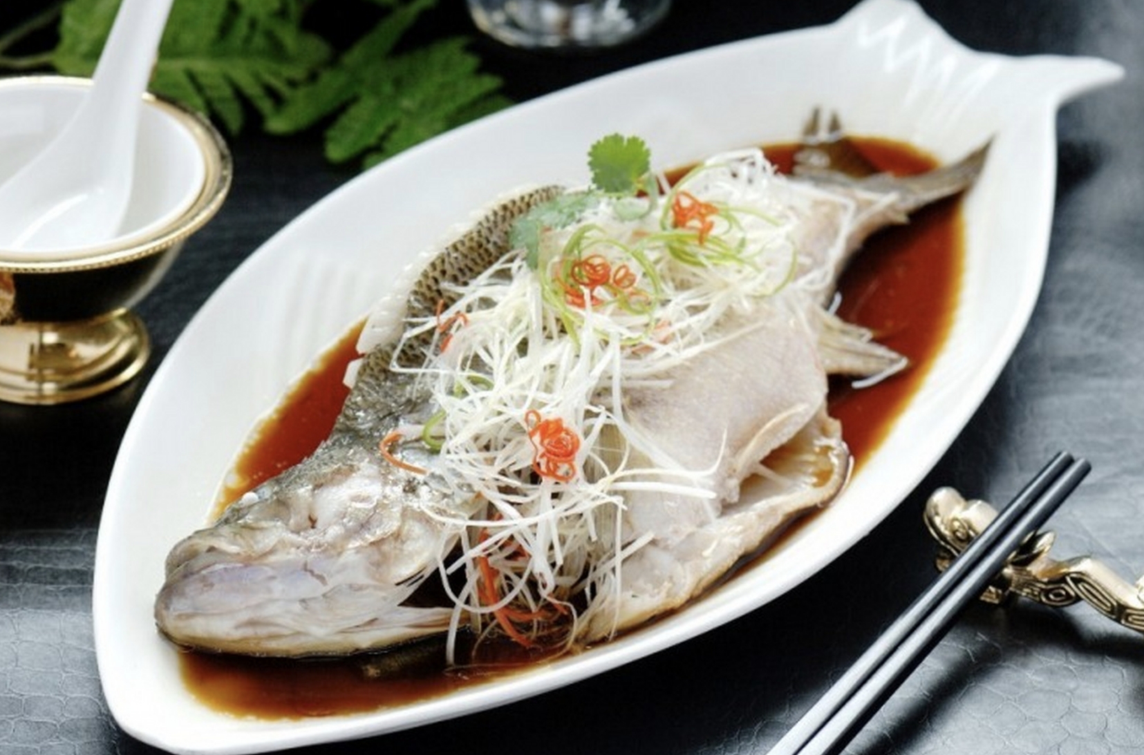 海鲜大餐在家享:清蒸海鲈鱼的鲜美滋味与烹饪技巧