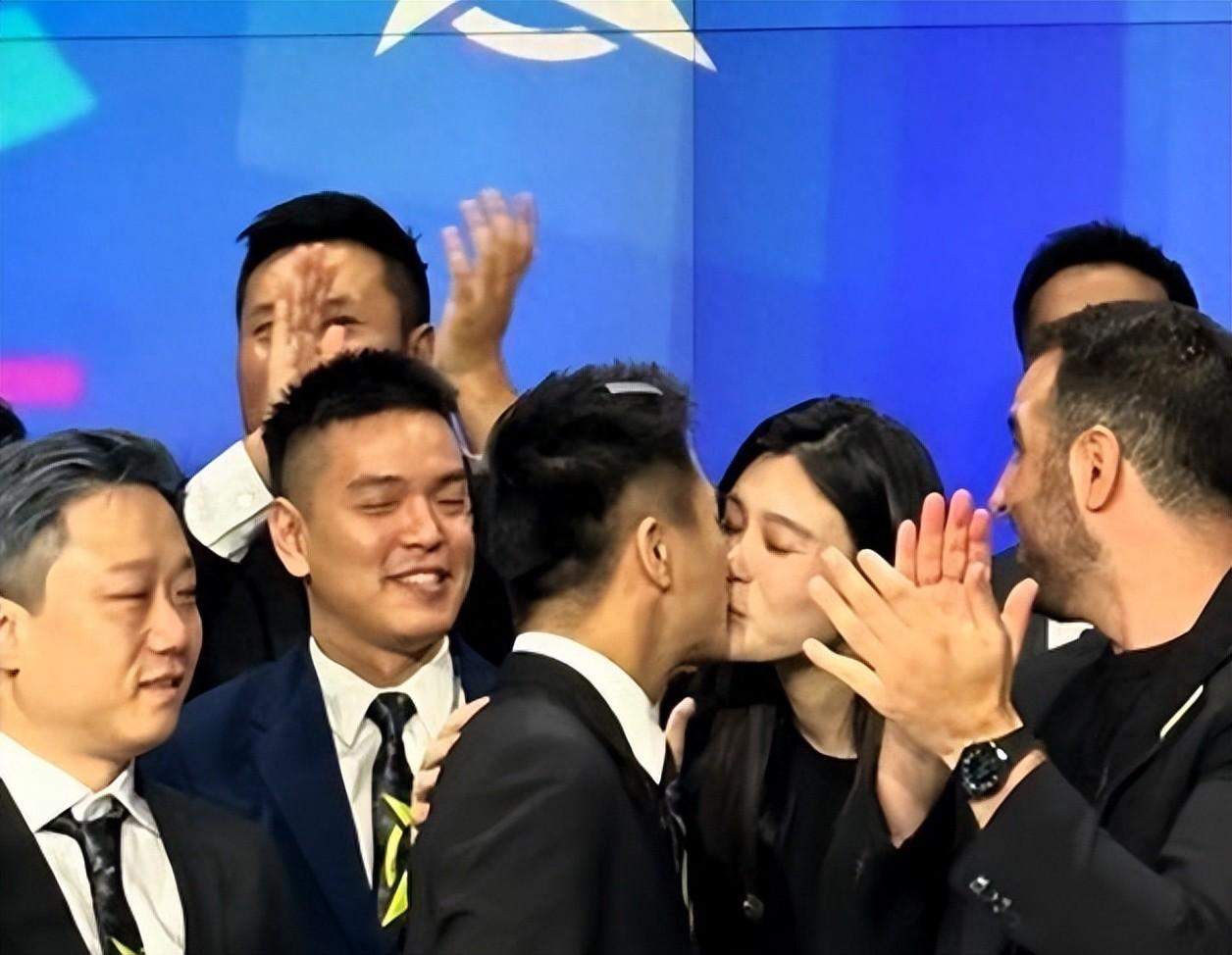 奚梦瑶与何猷君亮相敲钟典礼!夫妻二人深情甜吻秀恩爱