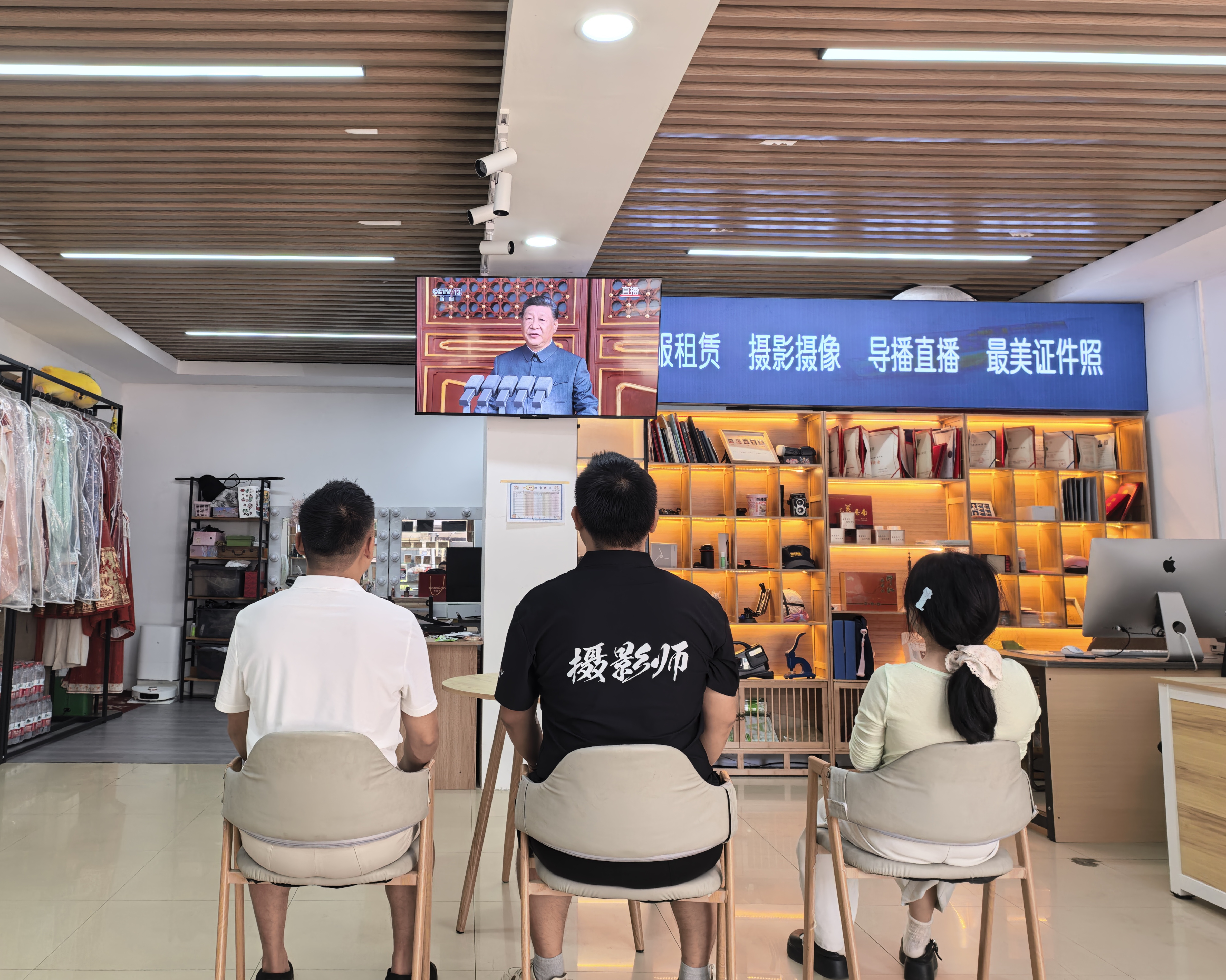 贵州玮捷传媒有限公司摄影师积极观看抗战胜利 80 周年直播(pic1) 贵州玮捷传媒有限公司摄影师积极观看抗战胜利 80 周年直播(pic1)