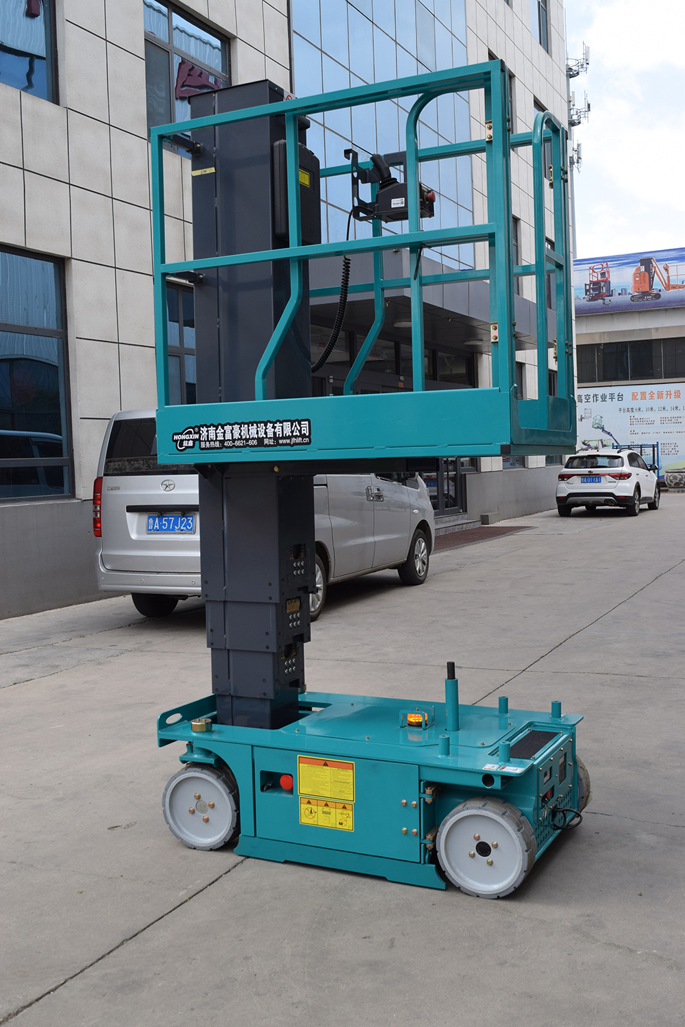 探秘套筒桅柱式升降机:高空作业的得力助手