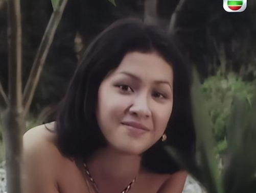 周润发前妻余安安:17岁性感片段流出!两人皆有出演,露嫩肩美腿