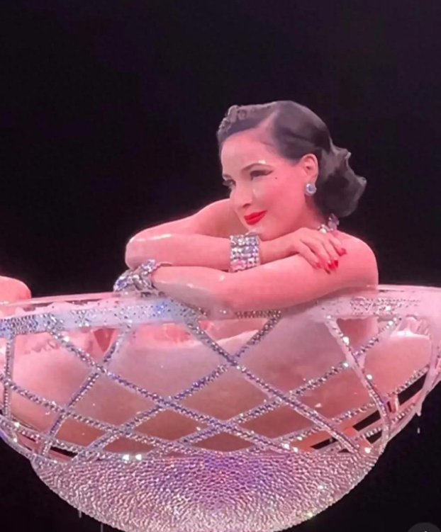 51岁舞娘dita巴黎秀场演出,她坐在盛满香槟的杯中,嘉宾大饱眼福