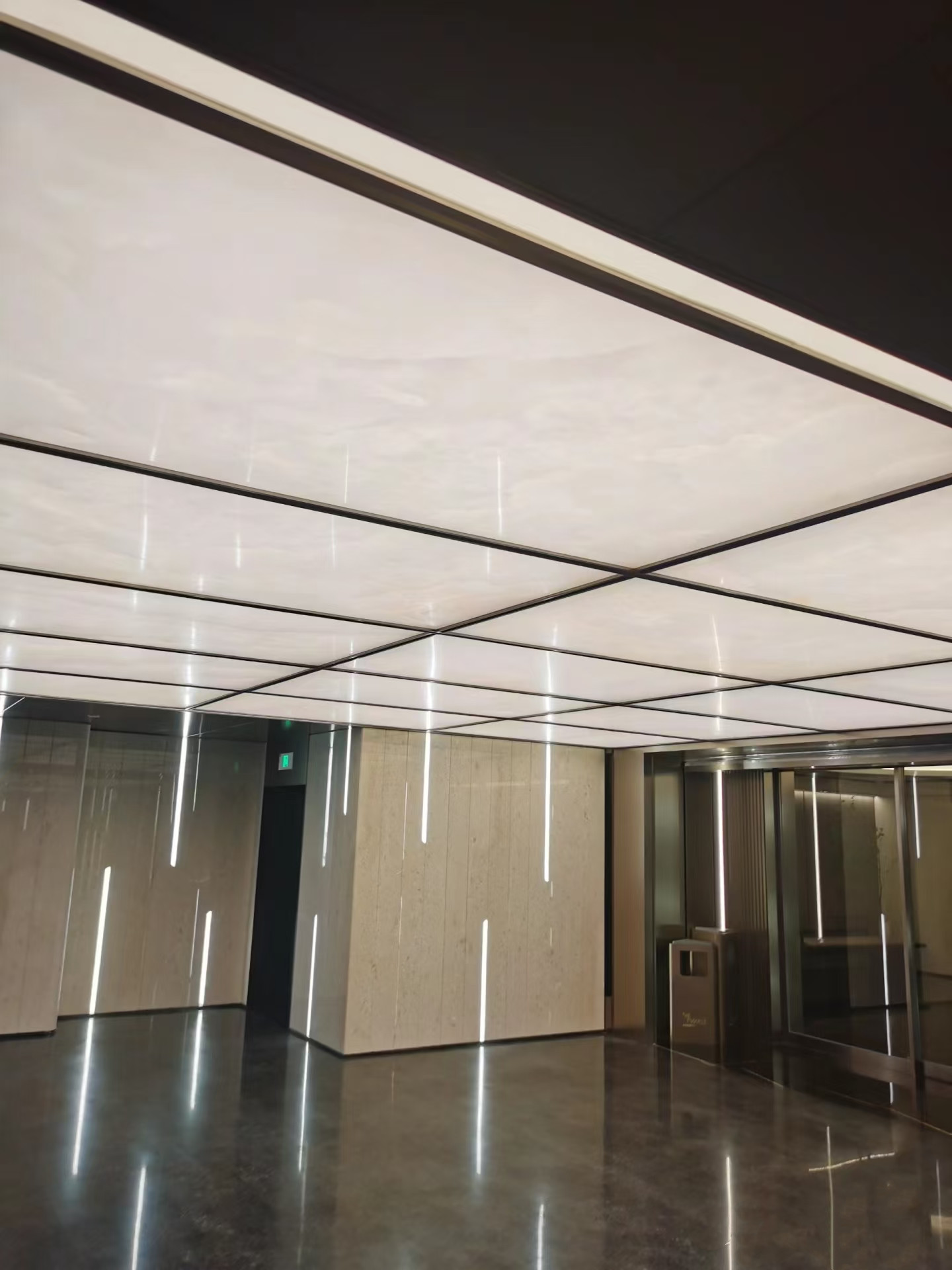 亚克力天花吊顶,打造空间科技感的新创意