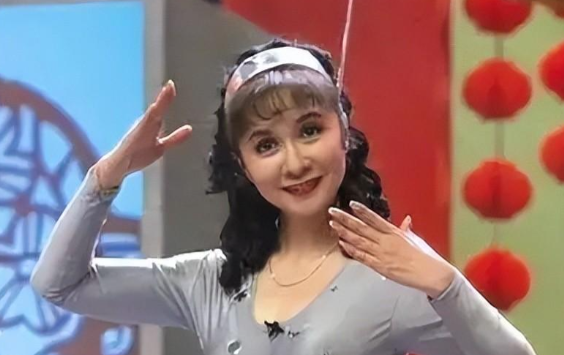 蔡明:小品女王的辉煌与争议,从"机器人趣谈"到"挑刺老太太"