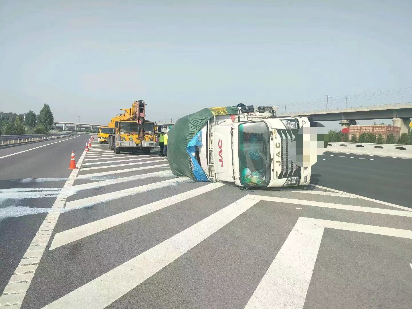 小货车连环爆胎 侧翻高速路