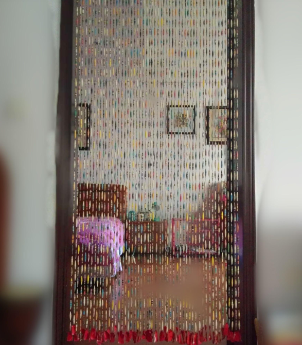 时代门帘:80年代草珠帘,90年代挂历纸,奶奶手编的岁月印记