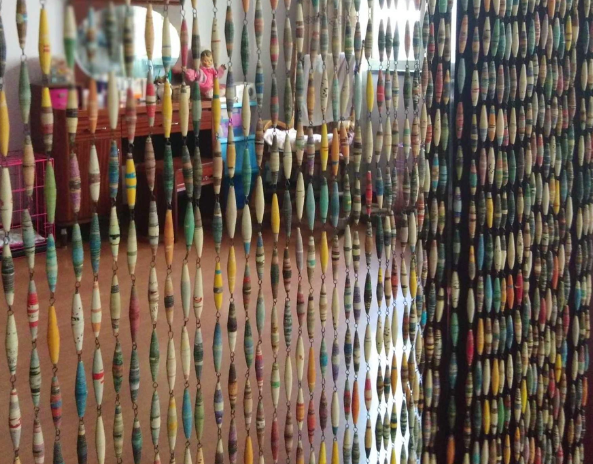 时代门帘:80年代草珠帘,90年代挂历纸,奶奶手编的岁月印记