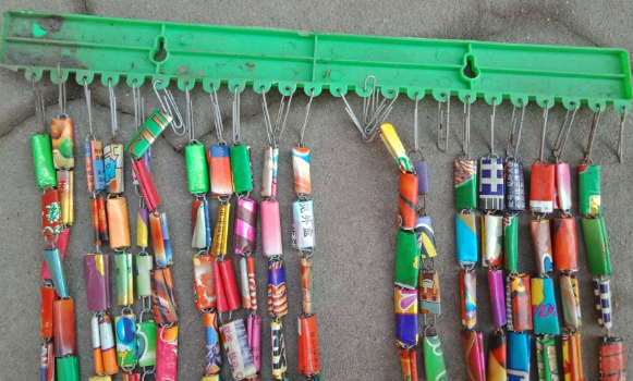 时代门帘:80年代草珠帘,90年代挂历纸,奶奶手编的岁月印记