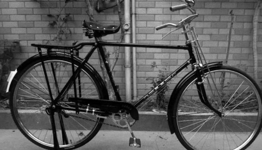 70年代经典:"凤凰牌"自行车180元,当年遥不可及如今稀少难见