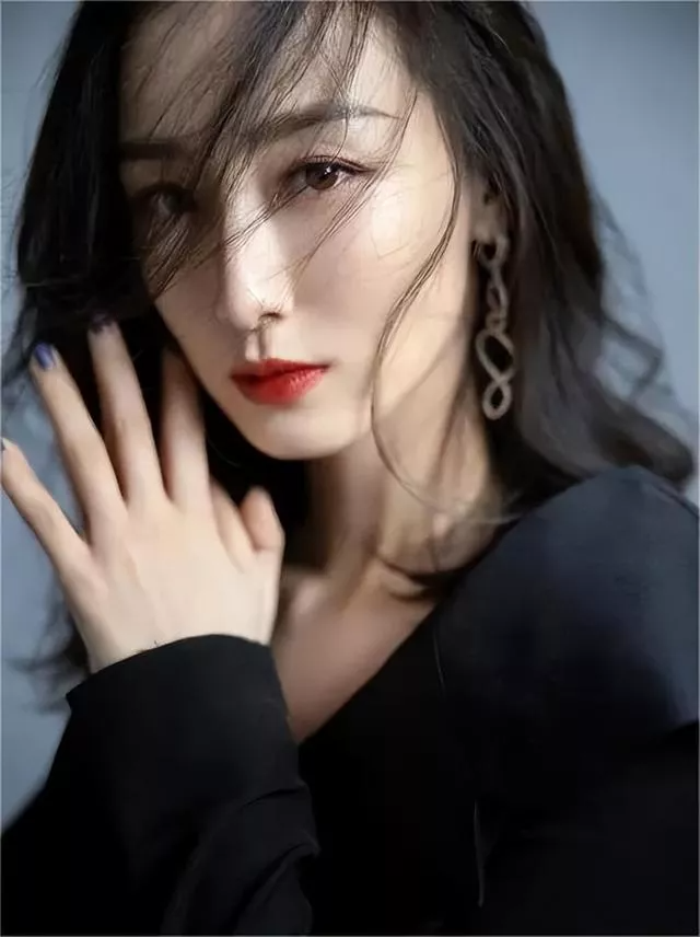 呼伦贝尔的妩媚之光:叶青绝美写真大赏